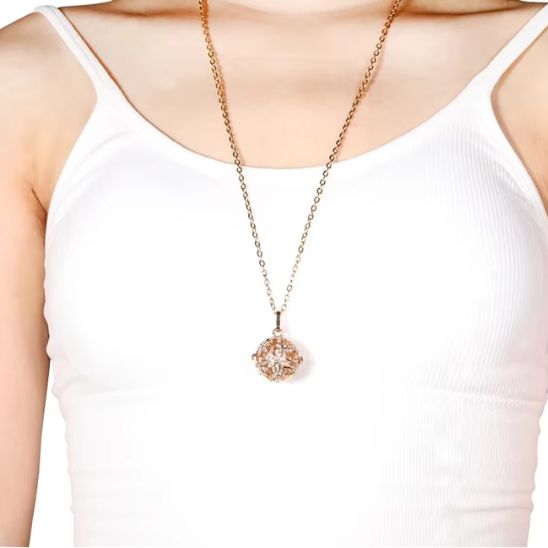 collier doré breloque cou fille tee-shirt blanc