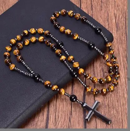Collier en pierre homme œil de tigre avec croix vintage porté
