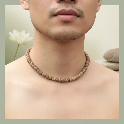 Collier ras-de-cou porté par un homme, ambiance zen