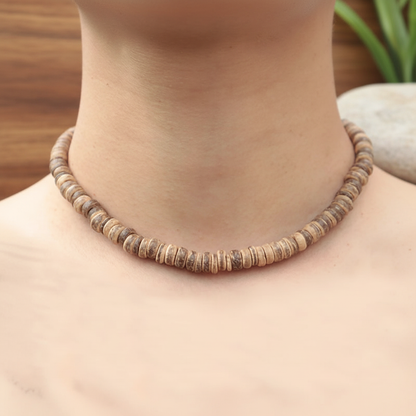 Collier homme perle bois sur fond naturel