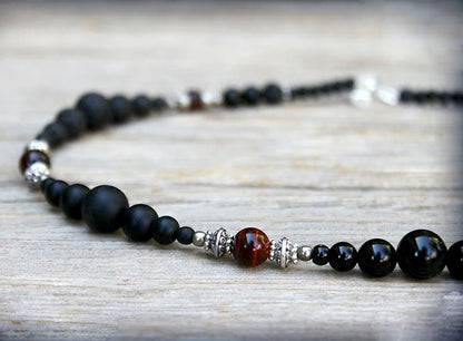 collier homme perle pierres naturelles  énergétiques oeil de tigre vertus protectrice  onyx pierre de lave pierre d'ancrage alliage de zinc 