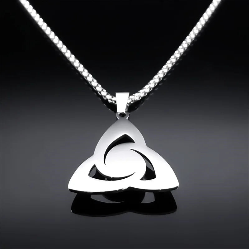 Vue de dos du pendentif celtique argenté, montrant sa surface lisse et ses découpes sur fond noir.