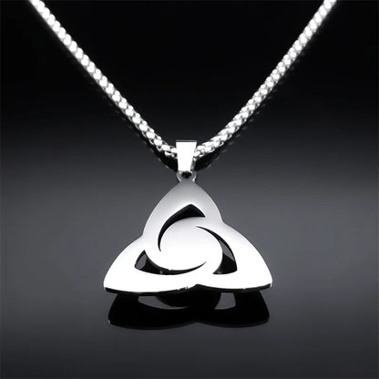 Vue de dos du pendentif celtique argenté, montrant sa surface lisse et ses découpes sur fond noir.