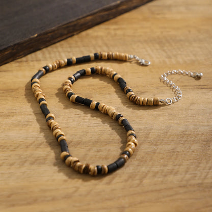 Coller perle en bois homme, vue rapprochée des perles