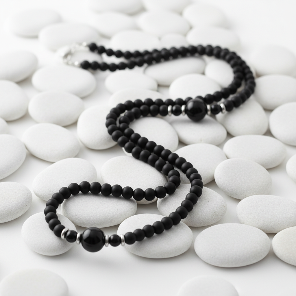 Collier perle homme onyx obsidienne  fond zen galets blancs