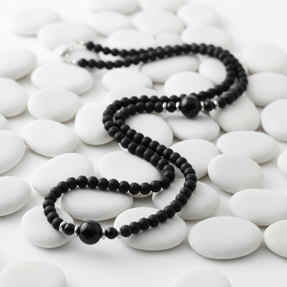 Collier perle homme onyx obsidienne  fond zen galets blancs
