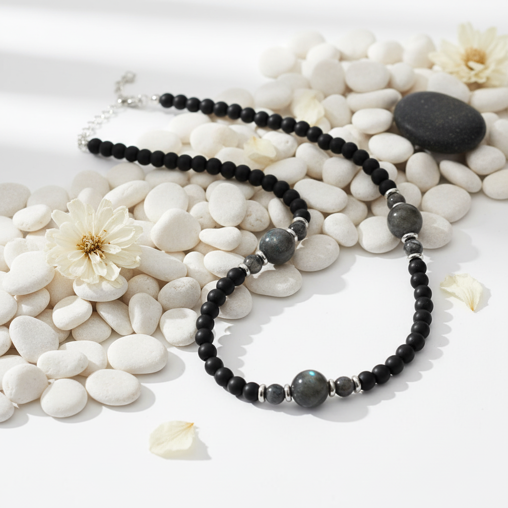 Collier perle homme onyx noir sur galets zen – bijou protection fond naturel
