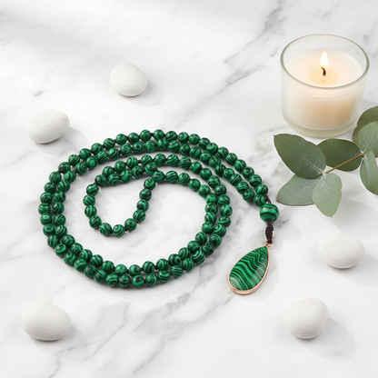 Collier perle malachite enroulé sur marbre blanc – pierre naturelle protectrice