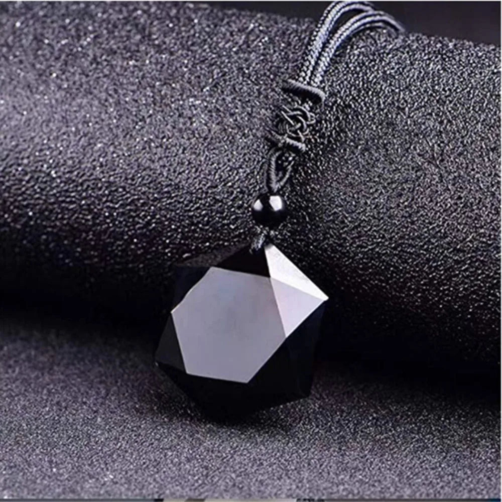 Collier pierre homme obsidienne hexagramme macro détail facettes noires brillantes