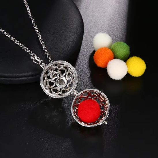 collier breloque argenté ouvert boule aromathérapie orange à l'intérieur