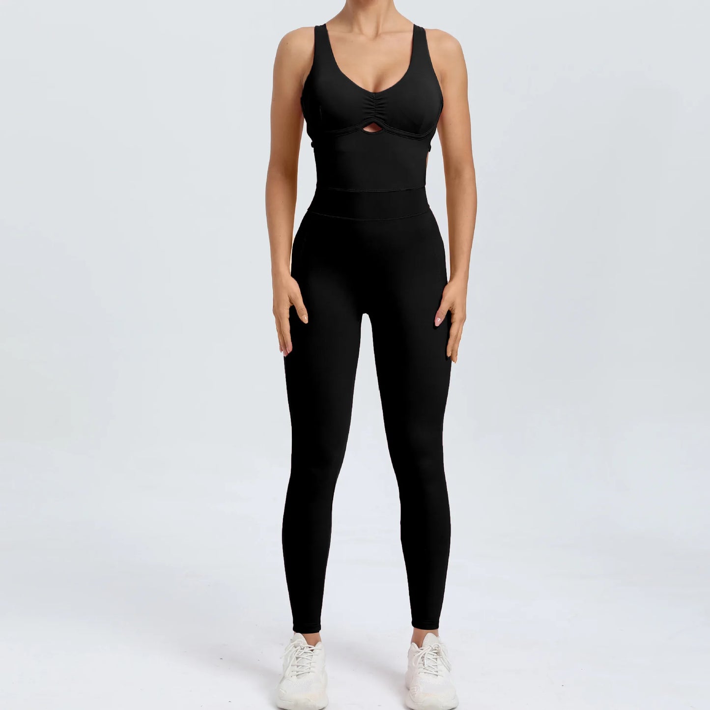Combi sport femme noire vue de face décolleté taille fine