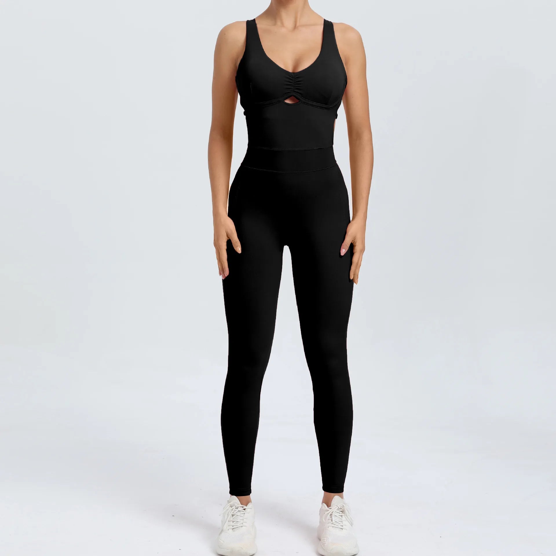 Combi sport femme noire vue de face décolleté taille fine