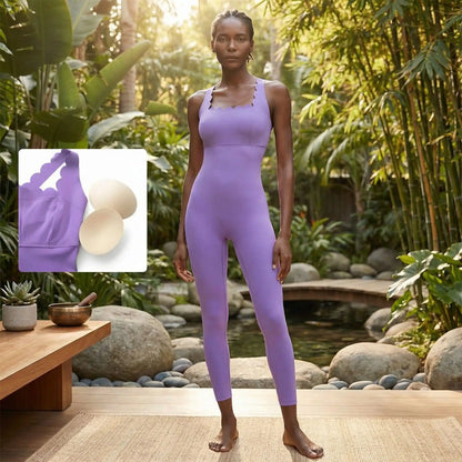 Femme en combi yoga espace nature zen posture méditation
