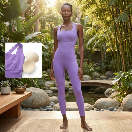 Femme en combi yoga espace nature zen posture méditation