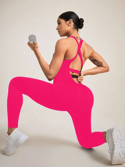 Combinaison femme sport rose fuschia confort ventre plat portée par une brune liberté de mouvement fitness yoga