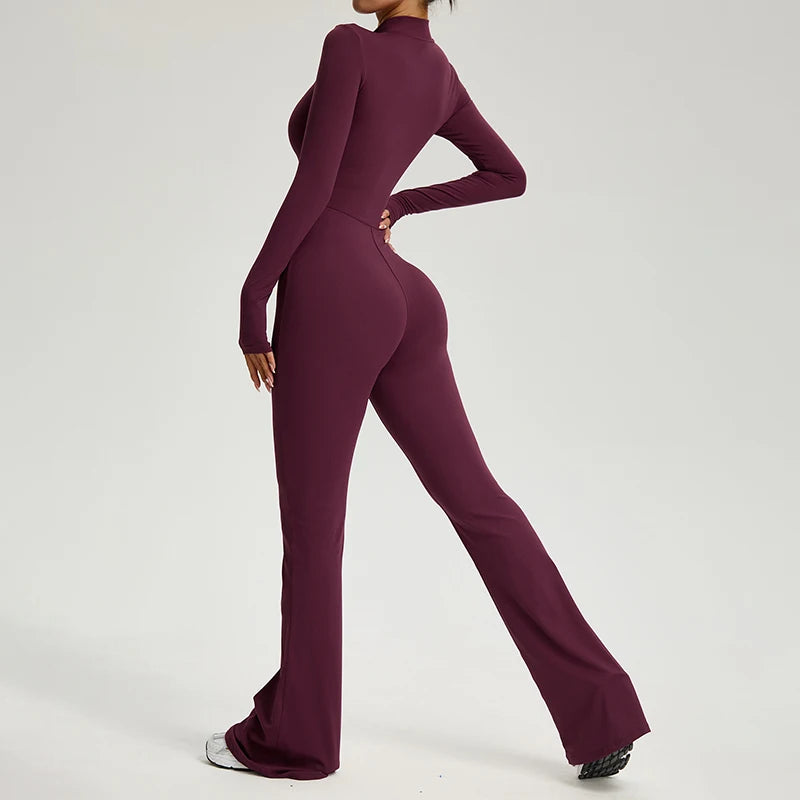 Combinaison fitness femme bordeaux manches longues pantalon évasé vue de derrière silhouette galbée