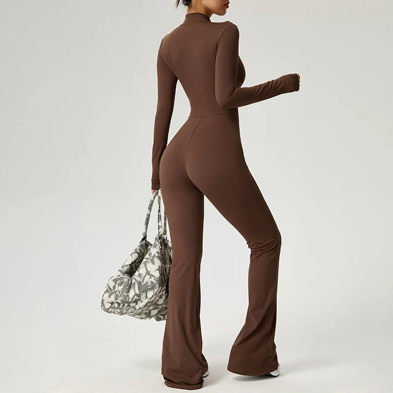 Combinaison fitness femme marron manches longues pantalon évasé vue de derrière silhouette galbée portée avec sac sport
