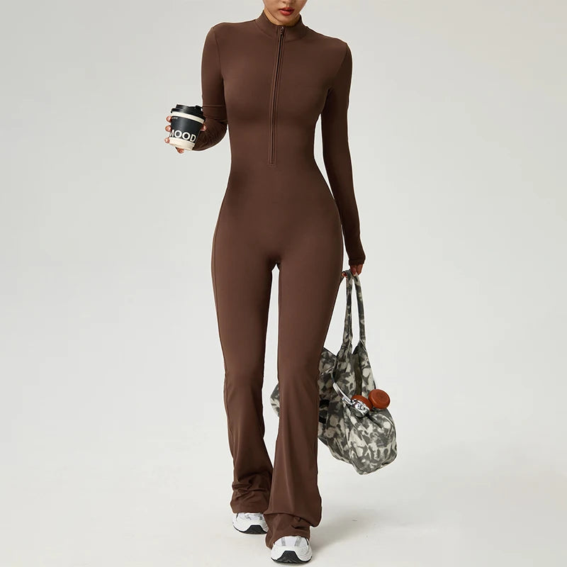 Combinaison fitness femme marron manches longues pantalon évasé fermeture éclair au milieu portée avec un sac de sport
