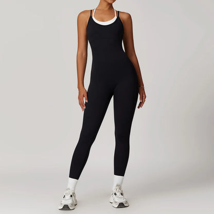 Combinaison fitness noire respirante portée pendant séance de sport