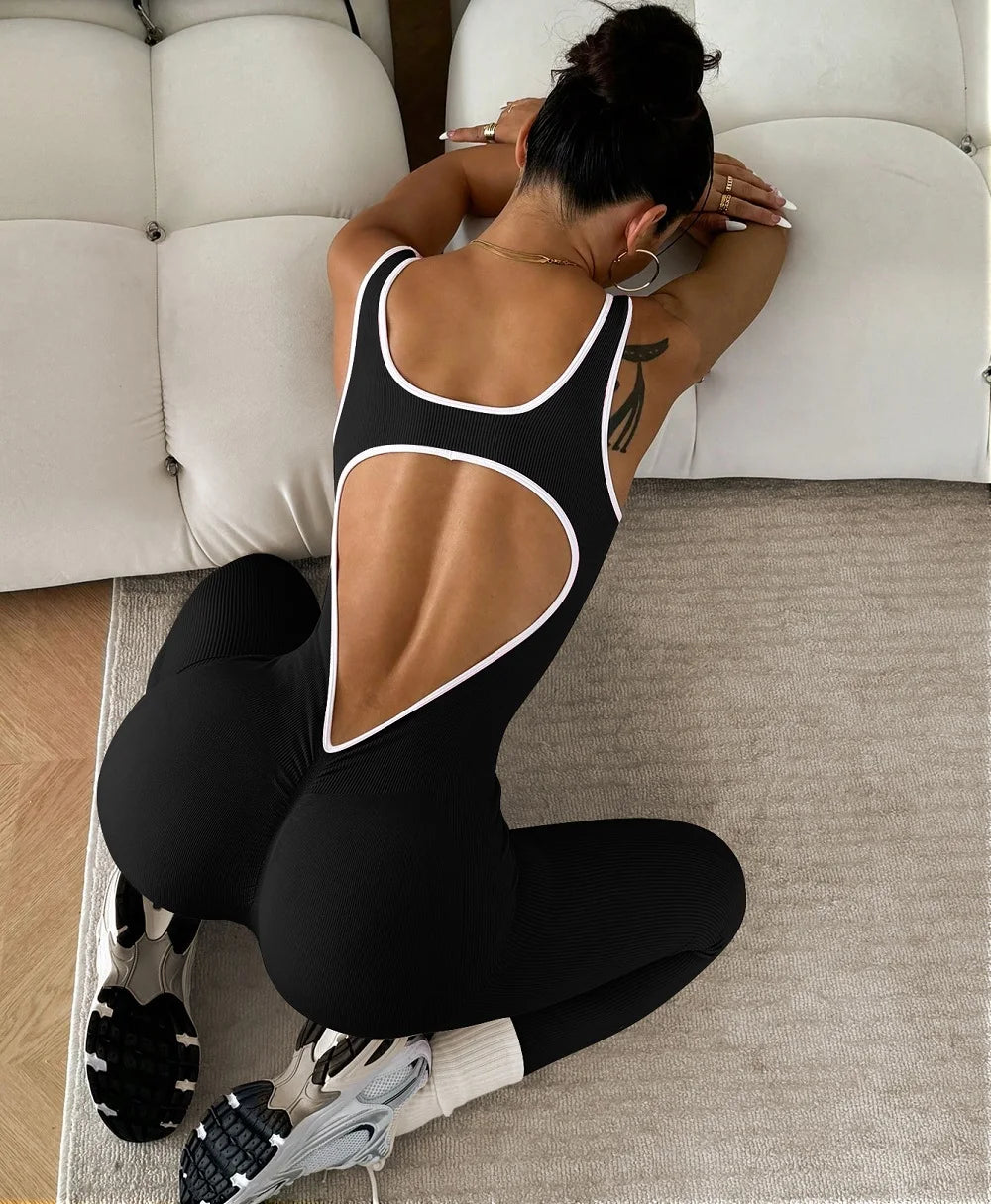 Combinaison yoga femme sans couture noire portée en posture de yoga