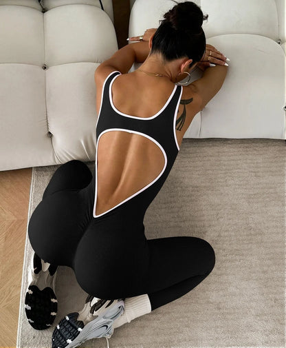 Combinaison yoga femme sans couture noire portée en posture de yoga