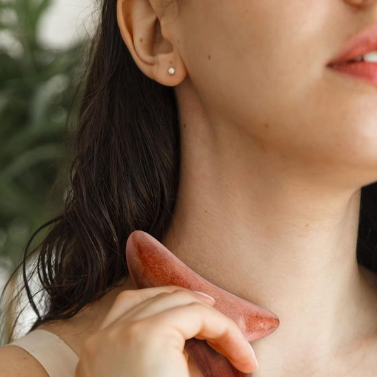 gua sha bois naturel femme massage cou