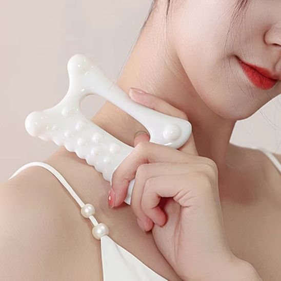 gua sha ergonomique femme cou