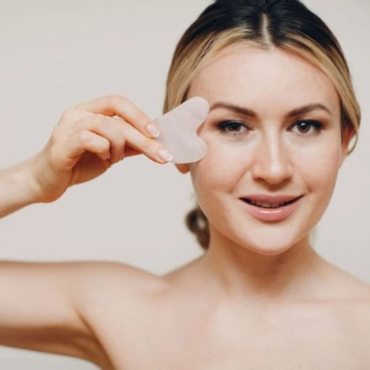 gua sha ergonomique visage femme jade blanche