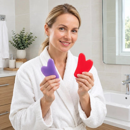 Gua sha forme de coeur violet ou rose femme souriante  