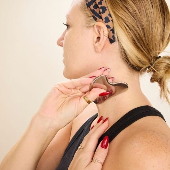 gua sha multi-zone cou visage femme