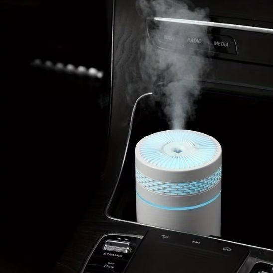 humidificateur-diffusant-vapeur-et-lumière-bleue-dans-voiture