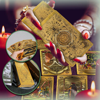 jeu de tarot lumière luxueux mains de femme aux longs ongles rouges battant les cartes bougie rouge allumée
