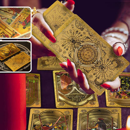 jeux de tarot luxueux mains de femme aux longs ongles rouges battant les cartes