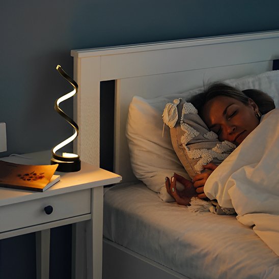 Lampe de table de chevet spirale femme dormant dans son lit
