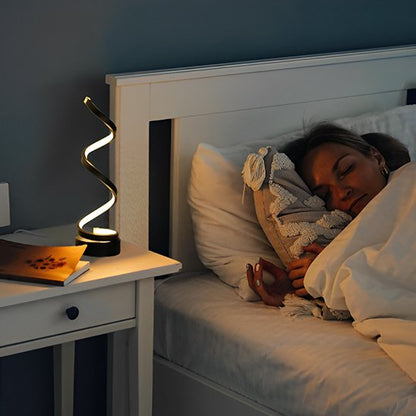 Lampe de table de chevet spirale femme dormant dans son lit