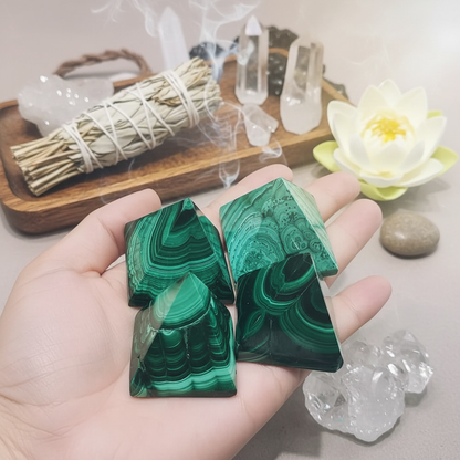 Pyramides malachite fond méditation sauge et quartz – protection et sérénité