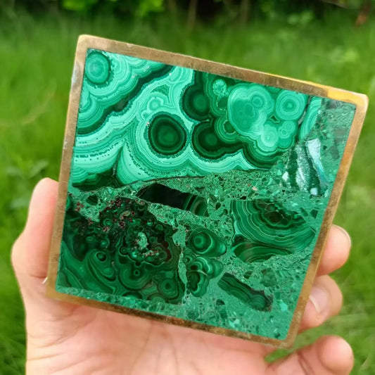 Sous-verre malachite pierre naturelle unique motifs verts bordure laiton doré