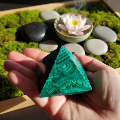 Pyramide malachite naturelle fond zen mousse et pierres – pierre protection énergétique