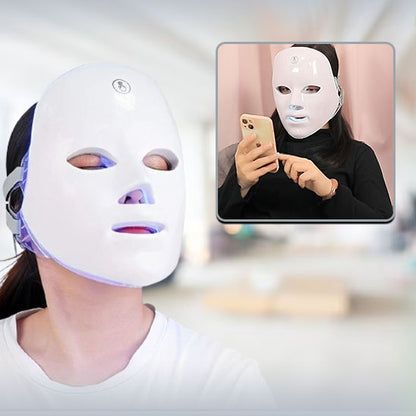 masque led visage luminothérapie femme regarde son smartphone