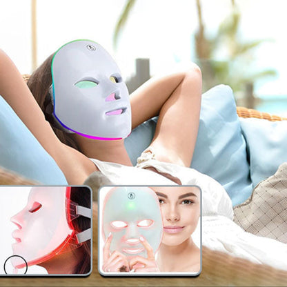 masque led visage luminothérapie femme allongée confortablement dans fauteuil