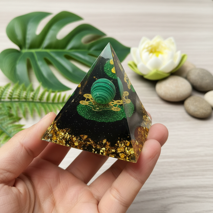 Orgonite malachite pyramide résine fond lotus zen – pierre naturelle méditation