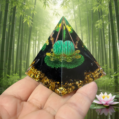Orgonite malachite pyramide fond bois naturel feuilles tropicales – décoration zen