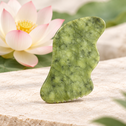 Pierre de gua sha en jade sur fond zen