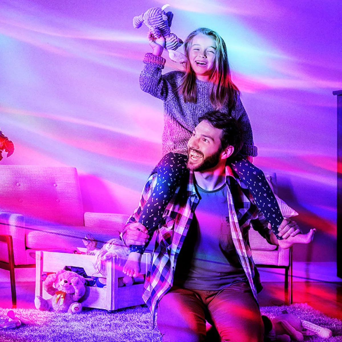 Projecteur ciel étoilé aurore boréale sur murs plafond ambiance lumineuse et zen papa avec sa fille souriant
