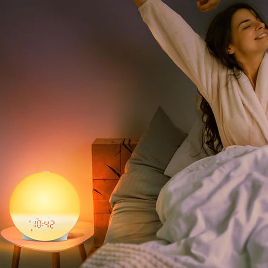 réveil simulateur d'aube lampe de chevet femme qui s'étire dans le lit