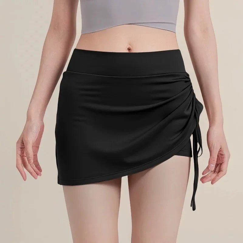 Short de yoga femme noir fitness – jupe intégrée tissu extensible


