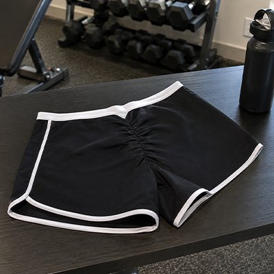 Shorts de sport femme coupe courte noir coutures blanches