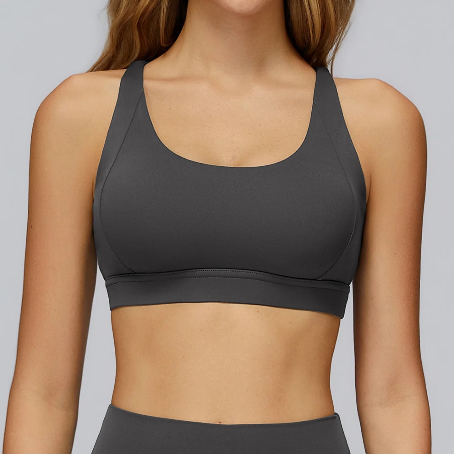 Brassière sport bretelles croisées vue de face coloris anthracite