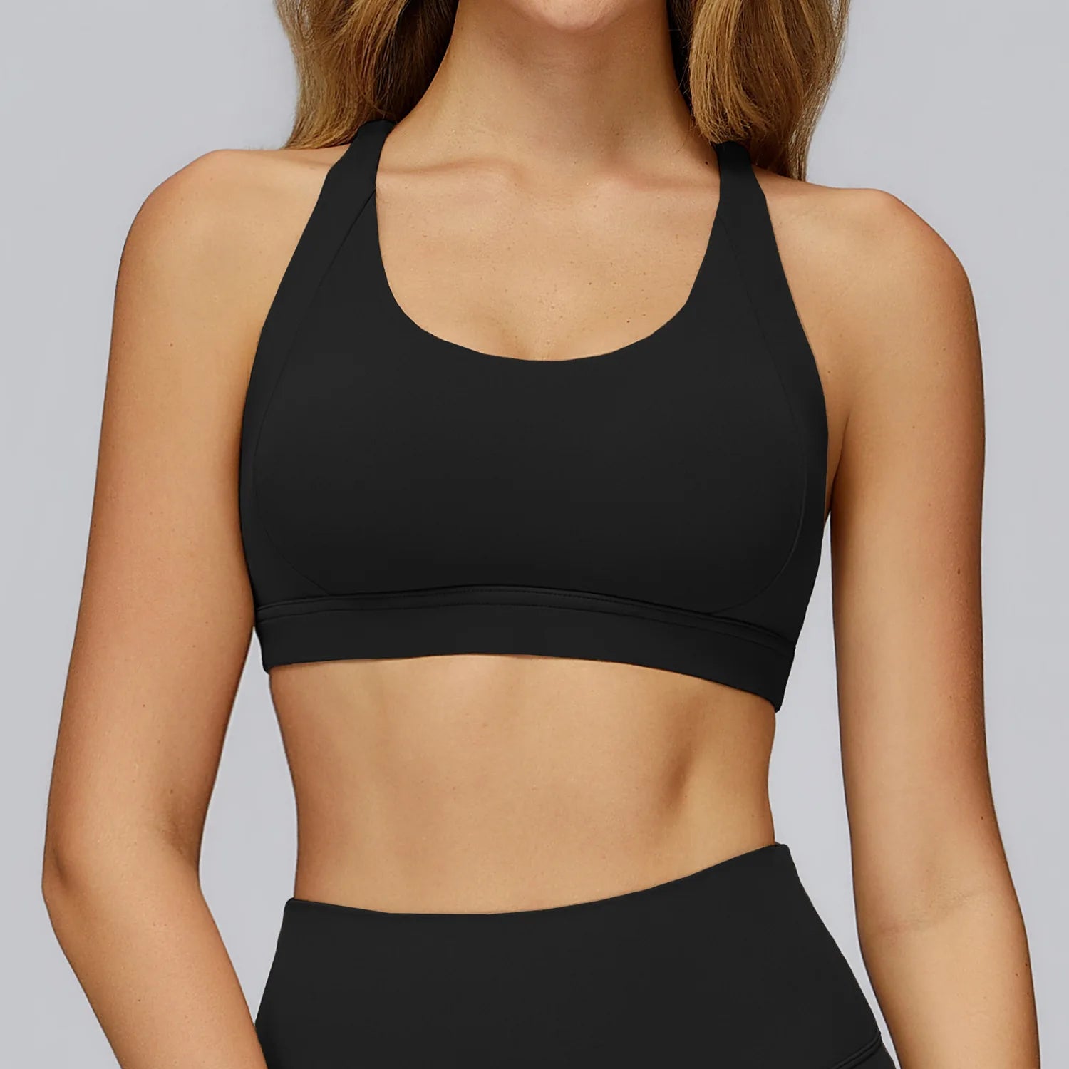 Soutien gorge sport bretelles croisées vue de face coloris noir