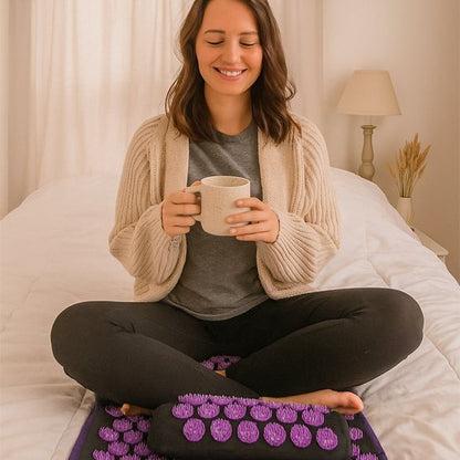 Tapis d'acupression femme position de tailleur souriante